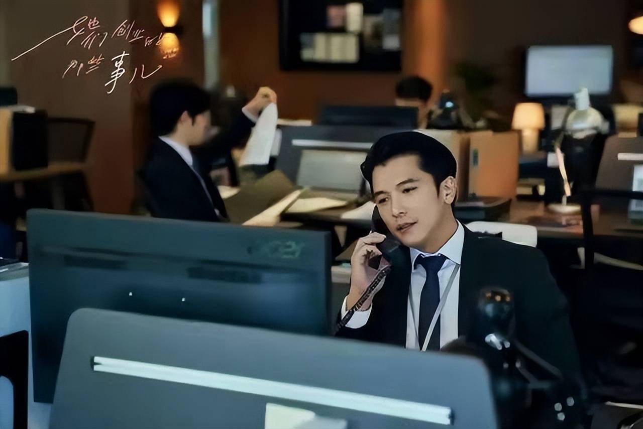 邱泽饰演的郑义男是暗恋女主的大学学弟,骨相完美就