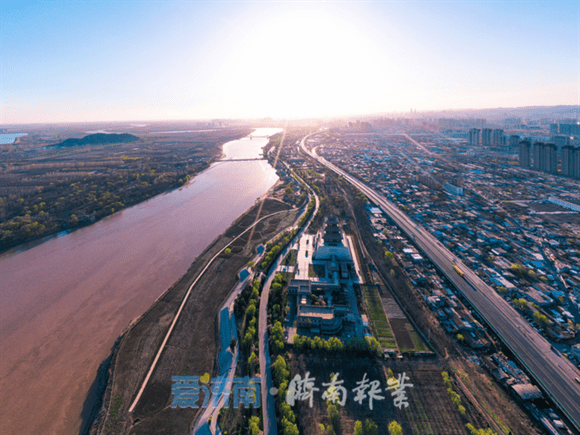 花开鹊华楼俏丽伴黄河济南黄河文化展览馆春日款款走来