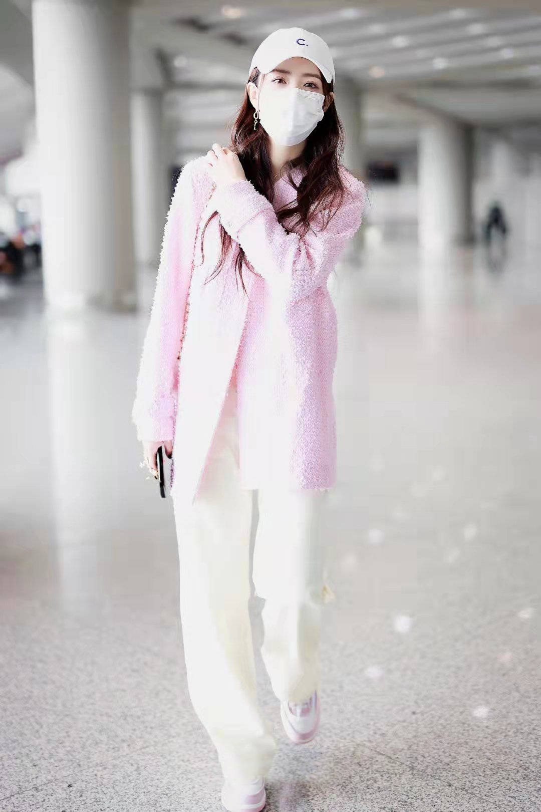粉色 徐璐穿粉色粗花呢外套配白色休闲裤，减龄时尚，轻松穿出好气质
