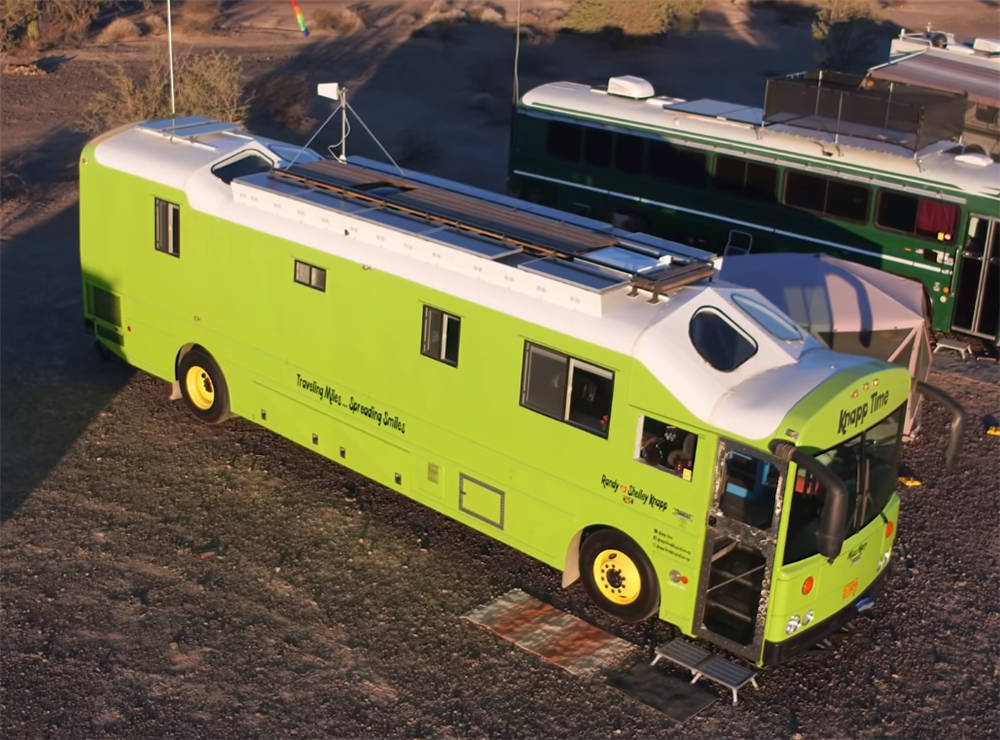 65岁老夫妻退休后积极乐观将旧大巴改房车住进23㎡蜗居中生活