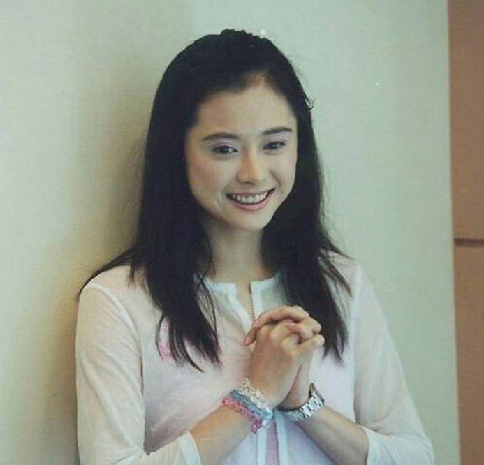 缺陷方脸、皮肤黑、有兔牙…缺陷多又如何？TVB女星一笑遮百丑！