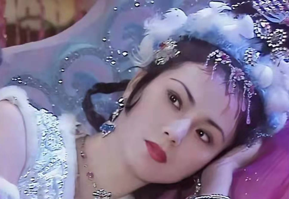 发型|同样头插羽毛，蔡卓妍灵动、周迅美成经典，杨幂“晴雯”太辣眼！