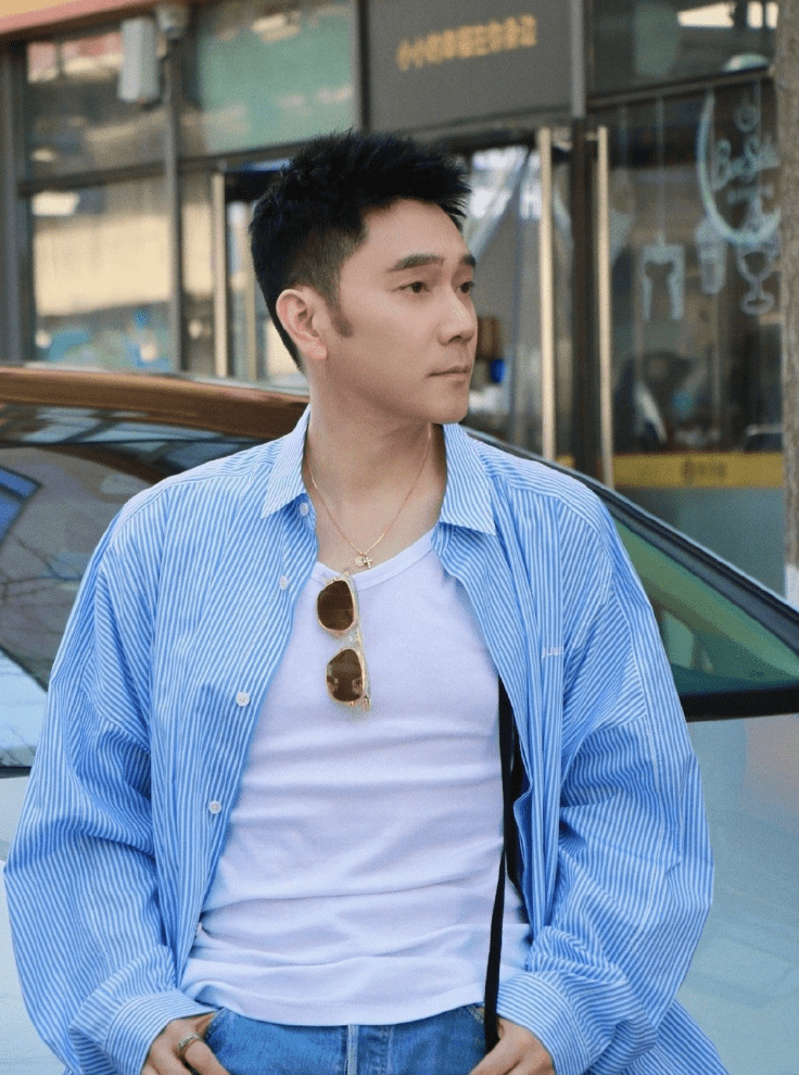 很多人到了中年都难逃发福,但是林依轮却依然保持住了身材,丝毫不见