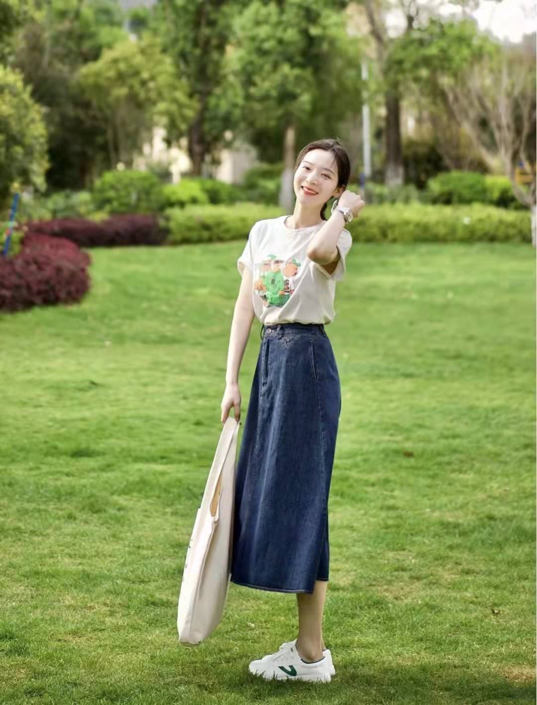 中长款的牛仔半身裙怎么搭配才好看