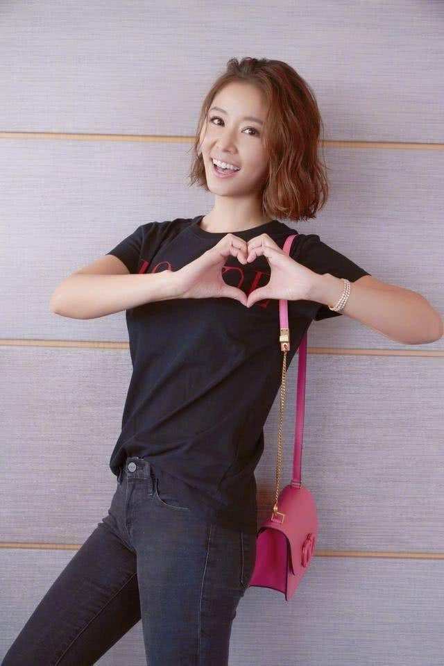 原创林心如终于装嫩成功白色卡通t恤搭配半丸子头嫩回紫薇的样子