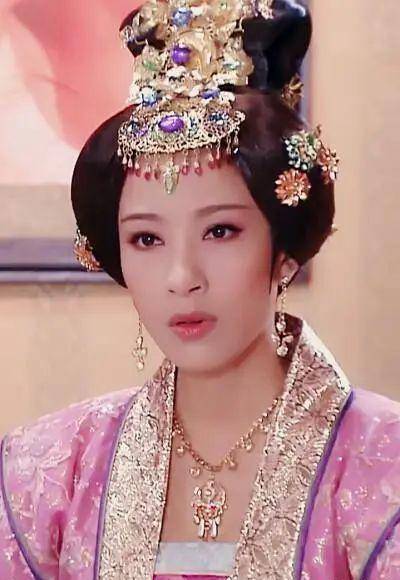 剧中的万贵妃在电视剧《后宫》中,万贵妃是一个心思歹毒的女人.