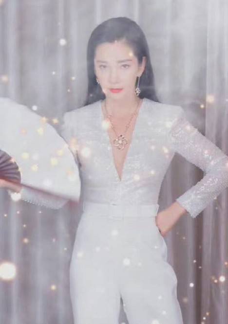 身材 专注扮嫩不怕翻车、高开叉透视装秀性感，红毯上的中年女星太敢穿？