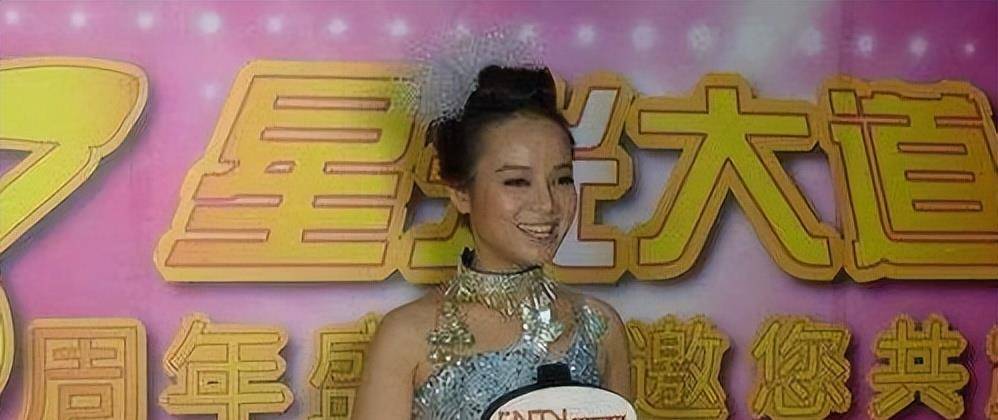 生活|“盲人歌手”刘赛：爆红后嫁进农村，给婆家买豪宅，成人生赢家