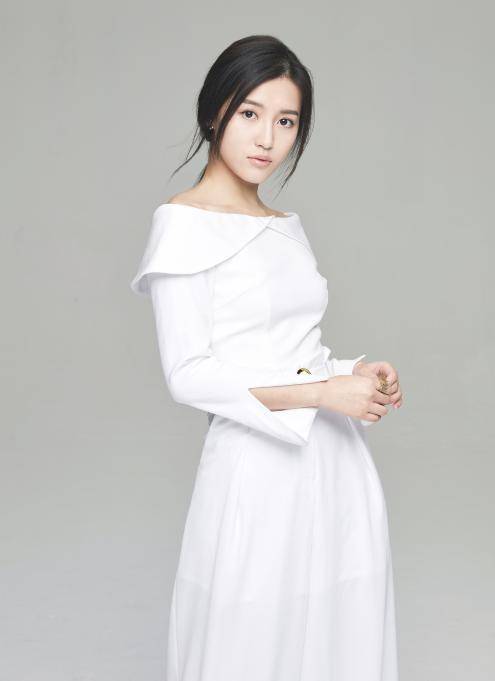 身材 刘嘉玲53岁太显年轻了吧,一袭白色连衣裙清新淡雅,美得像80后