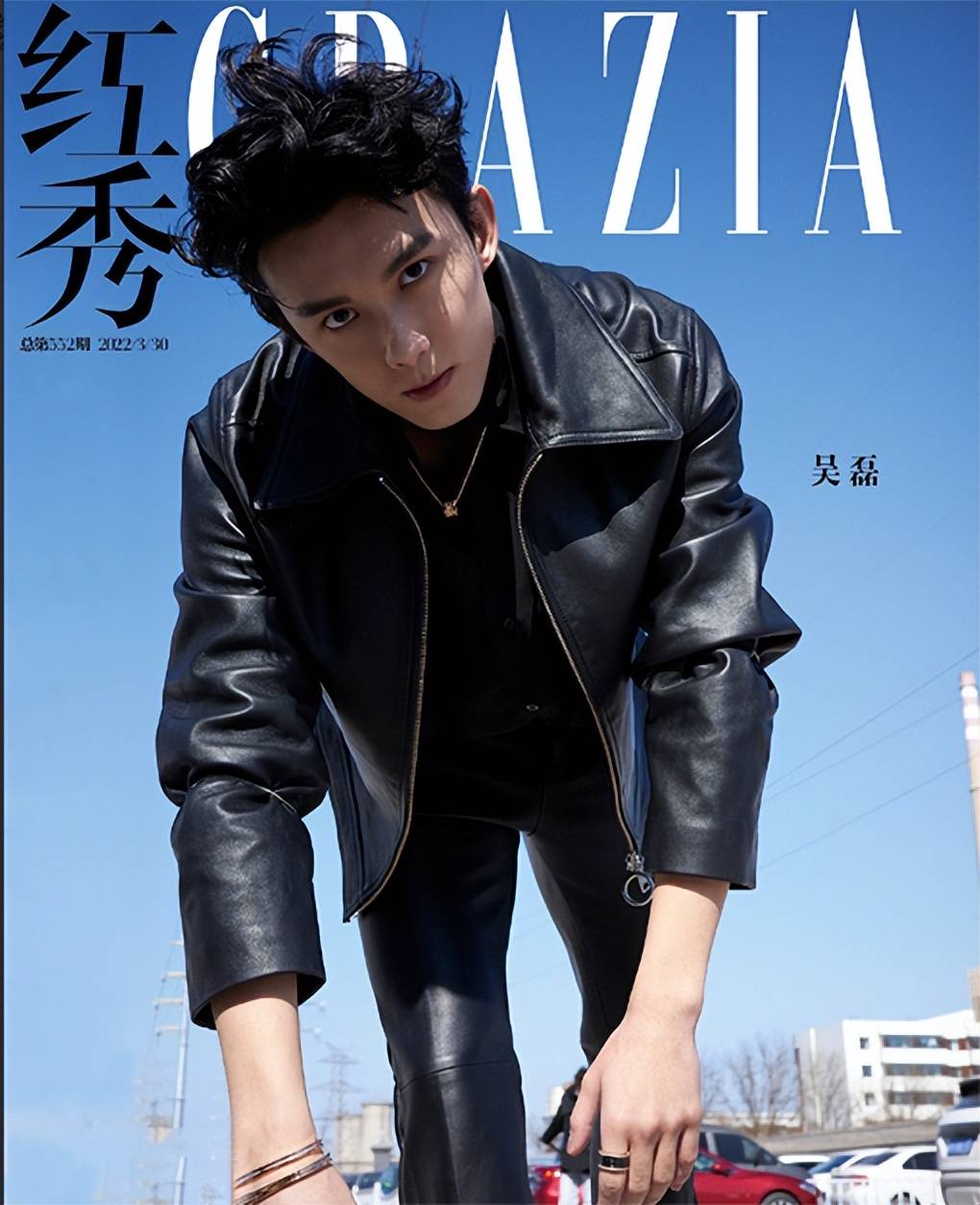 原创吴磊带狗拍杂志大片身穿双排扣大衣整体造型简约大气