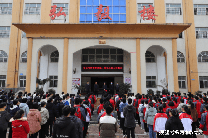 县教育局局长秦海林携爱心企业慰问正阳二高优秀学子