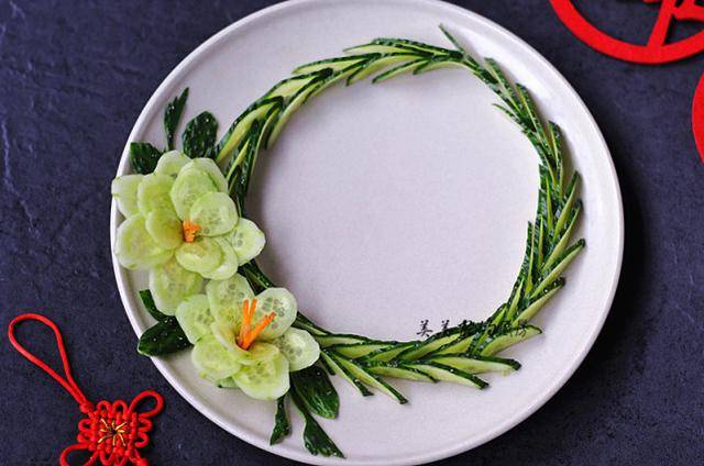 不用雕刻也能做盘饰,简单好看还能吃,一根黄瓜就搞定,快收藏!