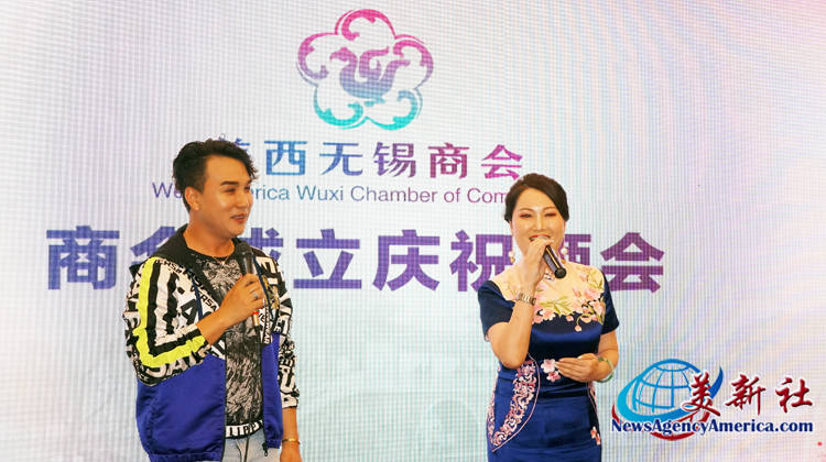 美国梅拉诺文化演艺执行总裁,越剧名家邬素斐(上图),与越剧新秀陈奕锴