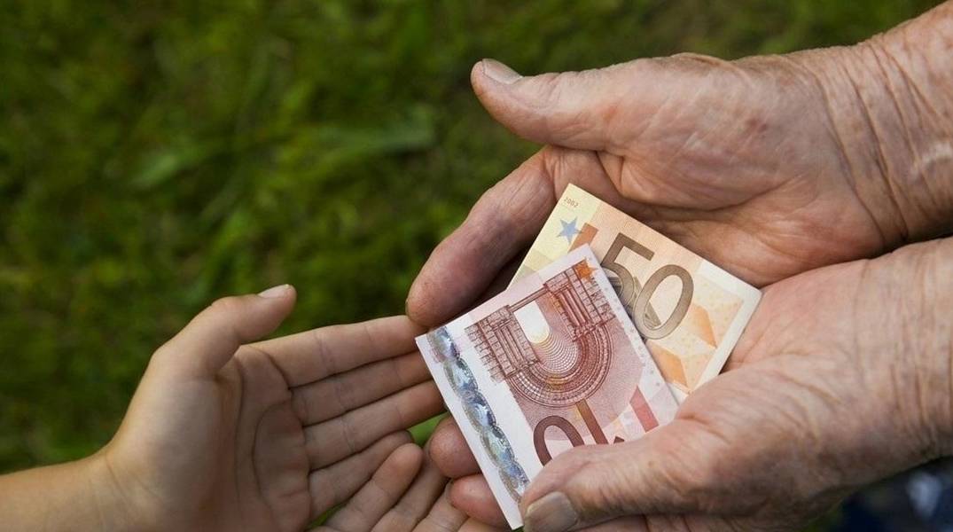 梦的馈赠，解析梦见我给一百块钱给爸爸的深层含义