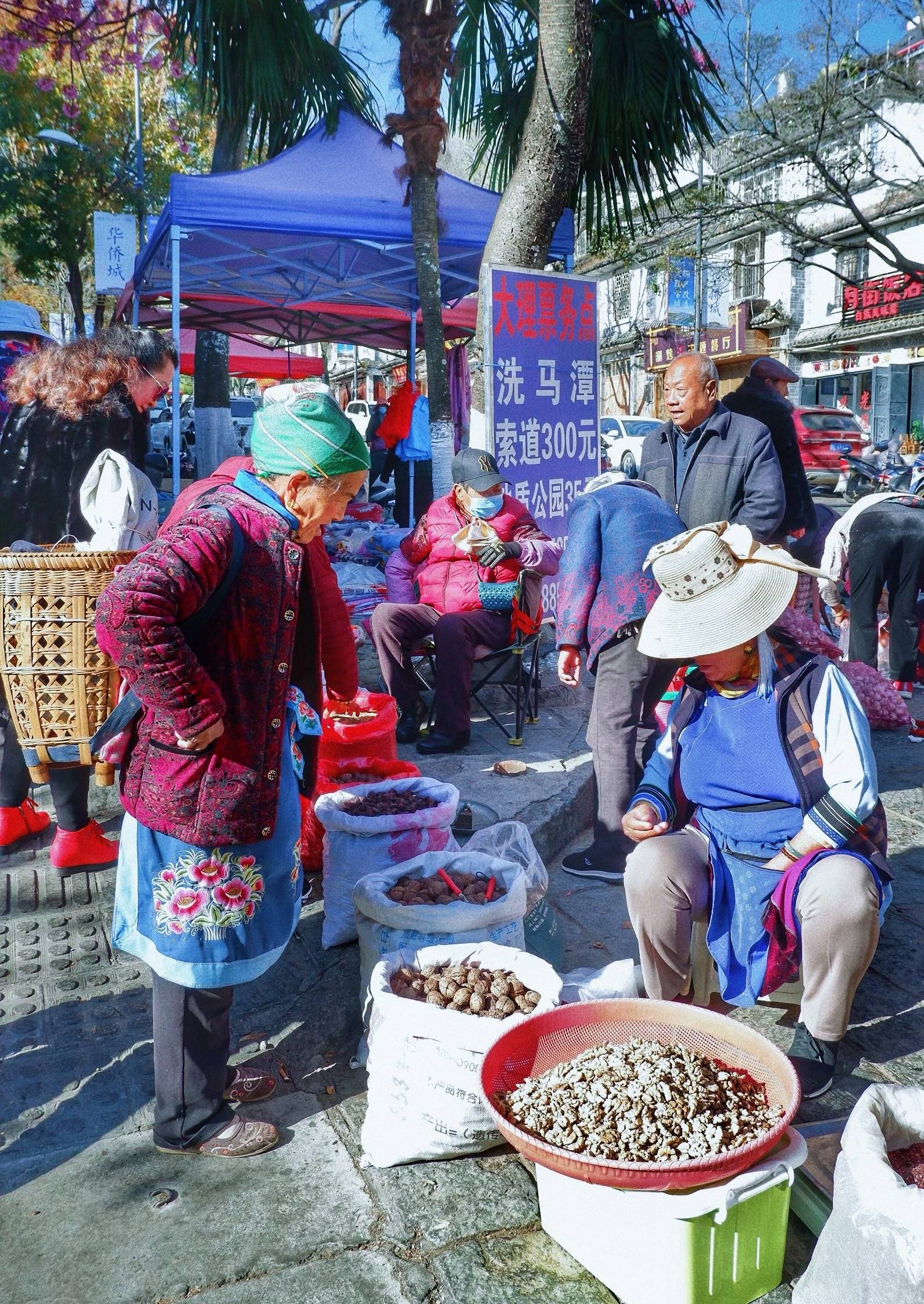 为什么年轻人宁愿去大理摆摊,也要逃离城市,大理到底有什么魔力