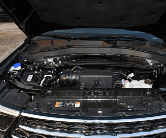 这款车的发动机放置方式与其他中大型suv不同,通过配备纵置发动机让