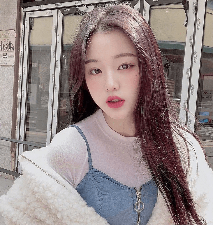 原创张元英晒自拍身穿白色毛绒外套高级感满满