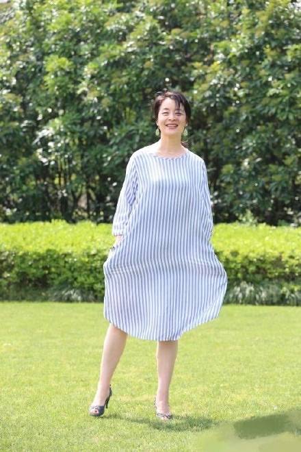 顾艳一直温婉尔雅,62岁穿半裙紧身开衫,老人打扮但就觉得漂亮!