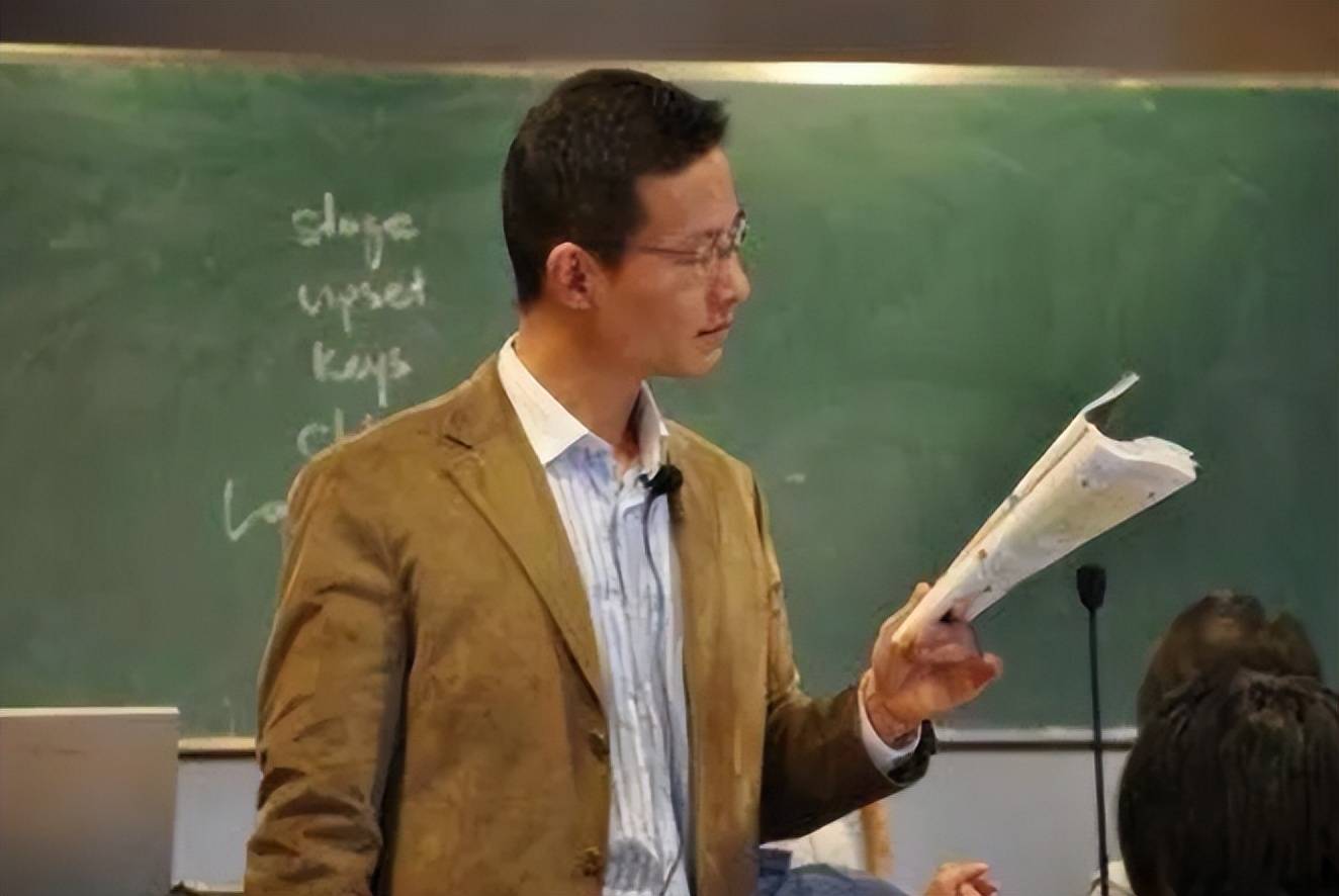 光头老师戴假发上课大叔变大妈画面太美逗笑网友