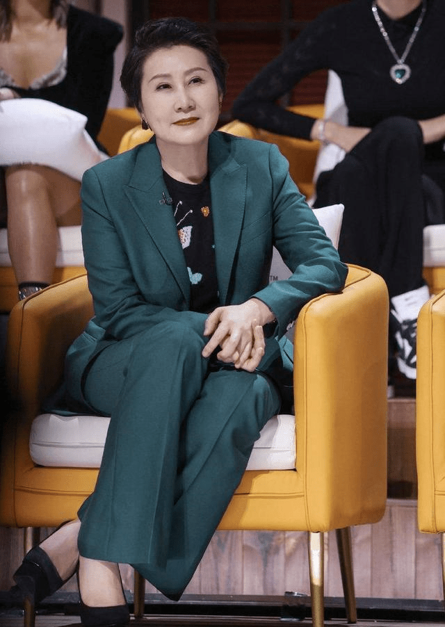 老戏骨张凯丽在人民日报发声,年轻演员别急着成名,德行上别放松_娱乐_观众_演技