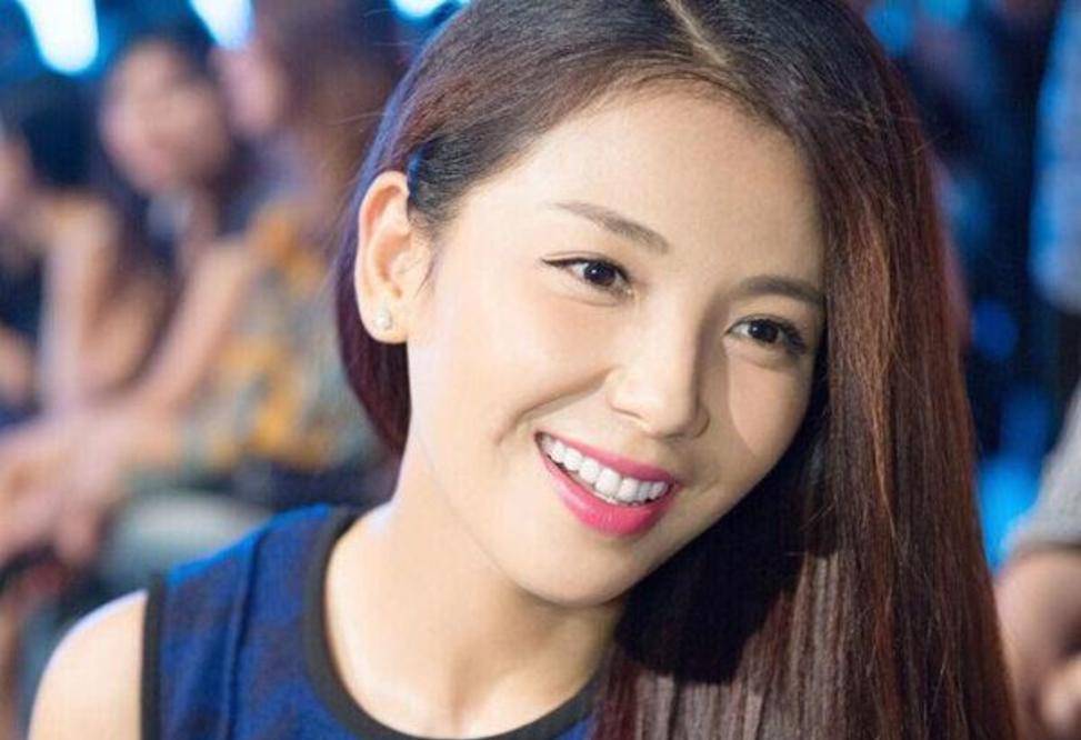 45岁舒淇自爆失眠两月脸色蜡黄,脖上青筋暴起,一口黄牙好真实_牙齿