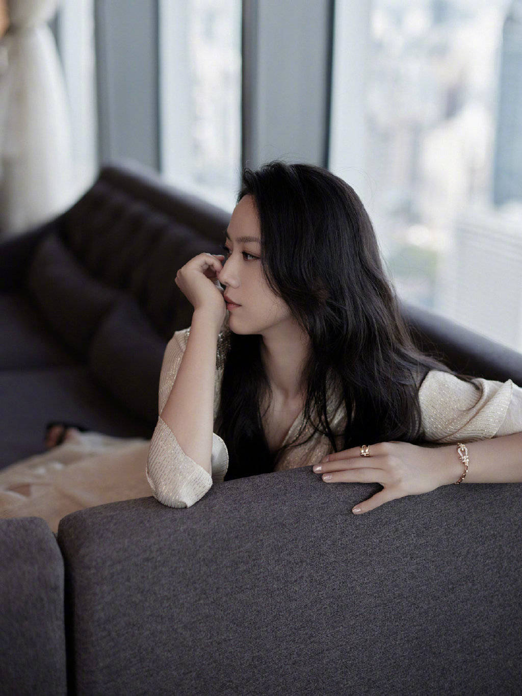 汤唯出席活动侧拍图又美又飒完全不像42岁