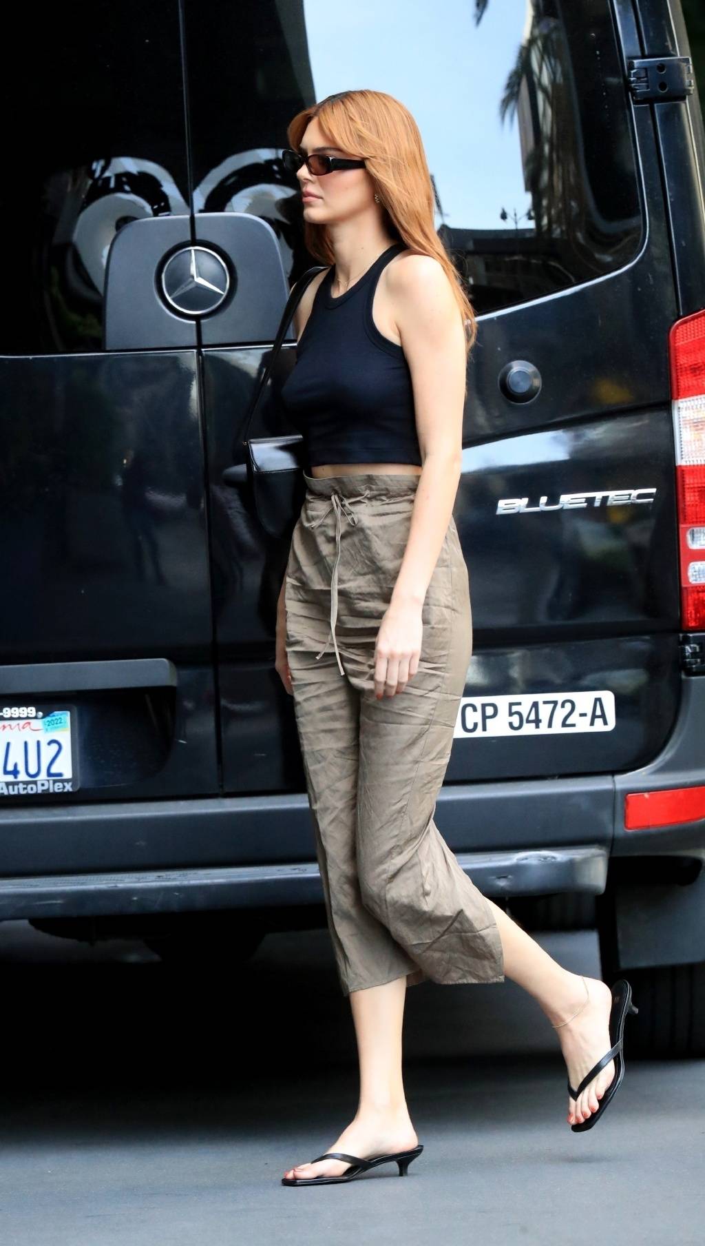 kendalljenner街拍曝光黑色背心秀s曲线和男友手牵手超甜蜜