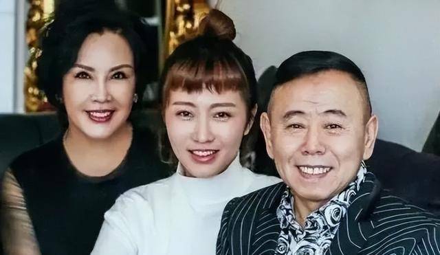 原创潘长江的女儿，新郎身价数亿，儿子身价10亿，她才是人生赢家