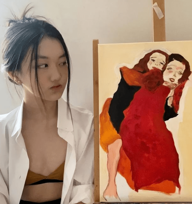 王菲女儿李嫣16岁，晒母女同框油画，打扮过分性感，引起网友热议