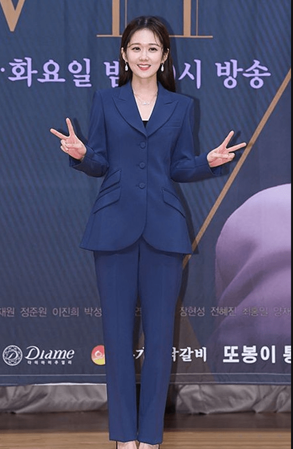 原创张娜拉一袭蓝色西装轻盈灵动元气满满又突显优雅大气