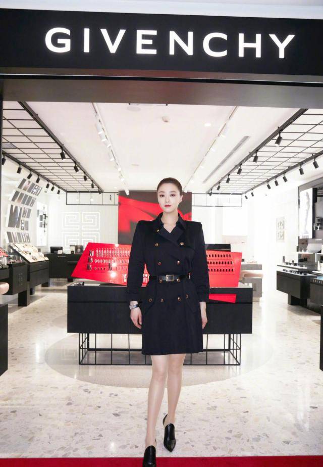 原创蒋欣瘦身后更会穿了卡其色风衣配过膝长靴齐刘海满满的高级感