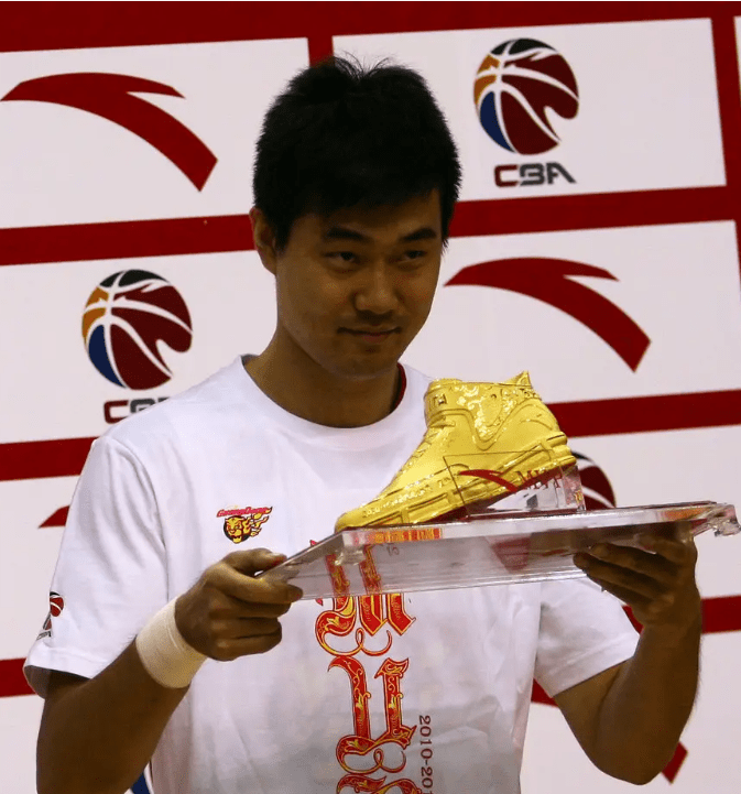 如今王仕鹏已退役6年,除了在广州体育学院执教之外,还和昔日队友易