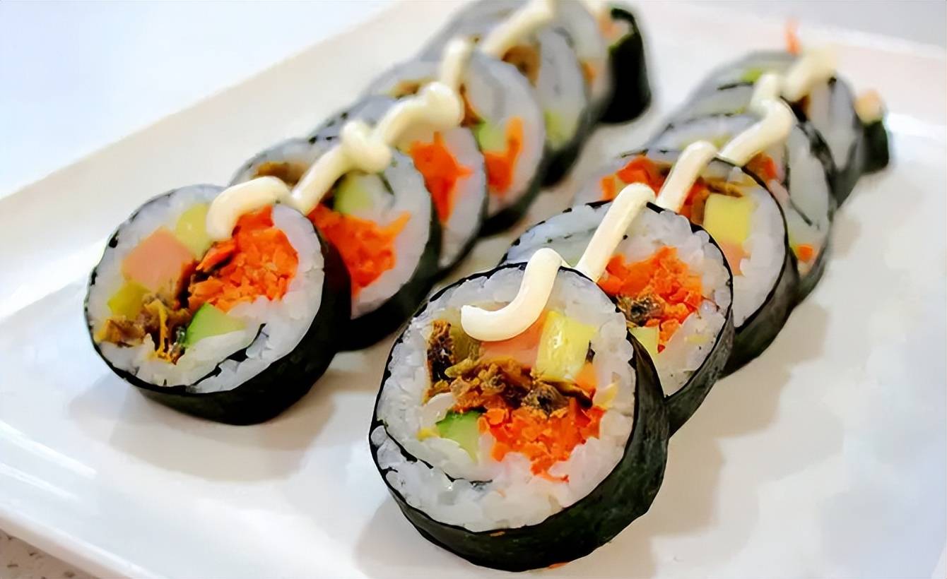 相较于日本寿司衍生出的众多分类,韩国紫菜卷只有一种.