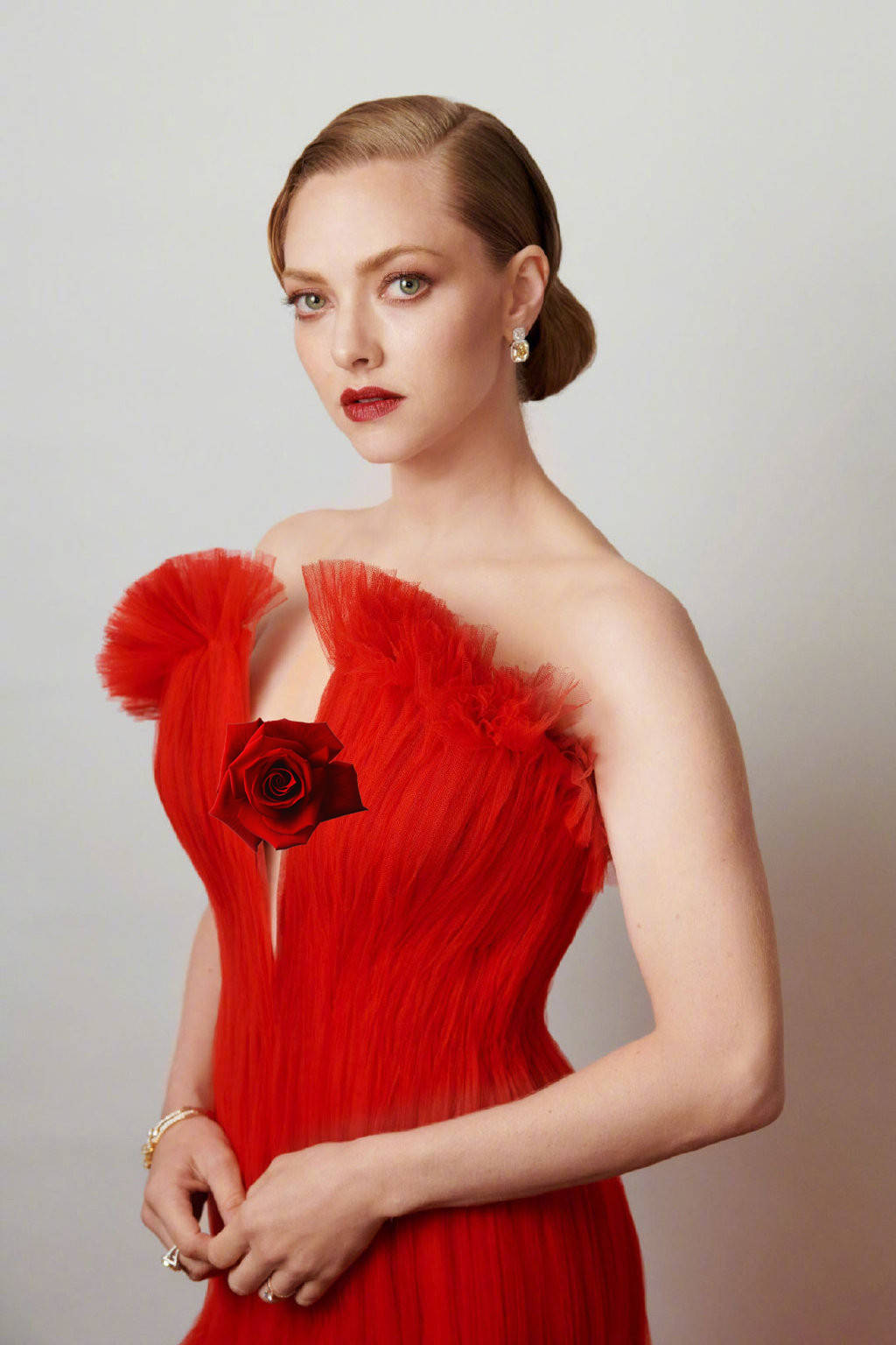 阿曼达·塞弗里德惊艳亮相,红色蕾丝裙性感美艳,一点看不出36岁