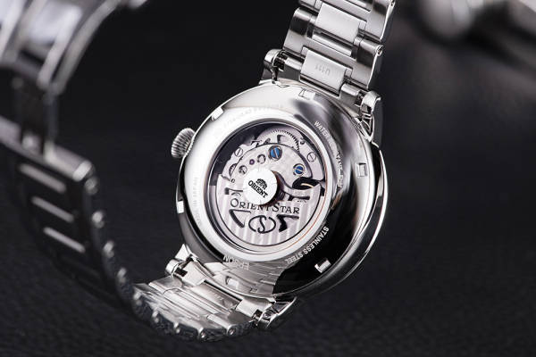 这块东方星月相手表搭载的是改良过后的1970年使用的46-f7机芯,它是