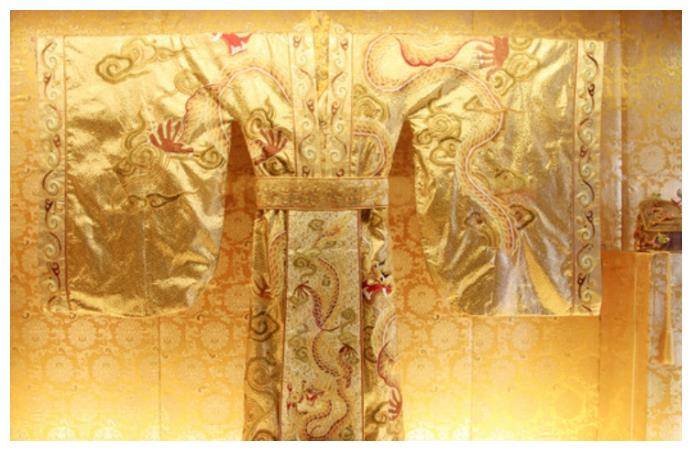 皇帝经常穿龙袍又不能洗,如果脏了怎么解决,你想象不到的奢侈_衣服