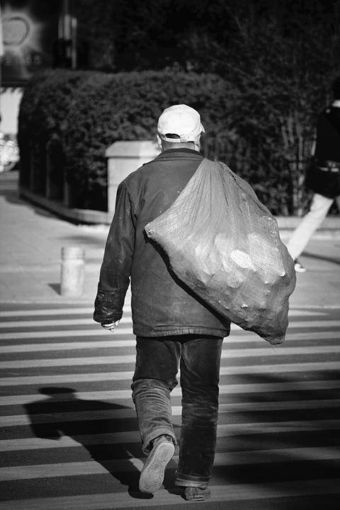 他是拾荒汉,一张三伏天的脸上,掩饰不住曾经俊俏的脸庞.