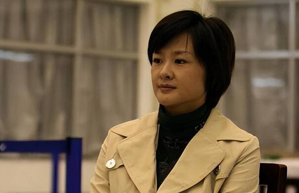 她主持央视感动中国,怀孕辞职做起太太,今再次复出惊艳全场_李小萌