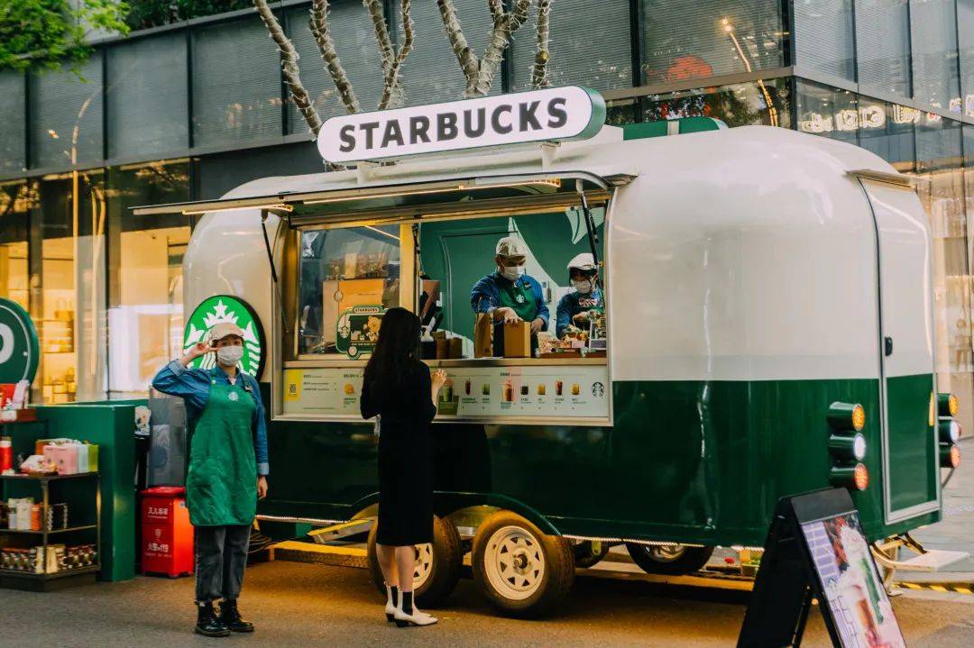 星巴克「春日咖啡车」_樱花_冰调冷_车站