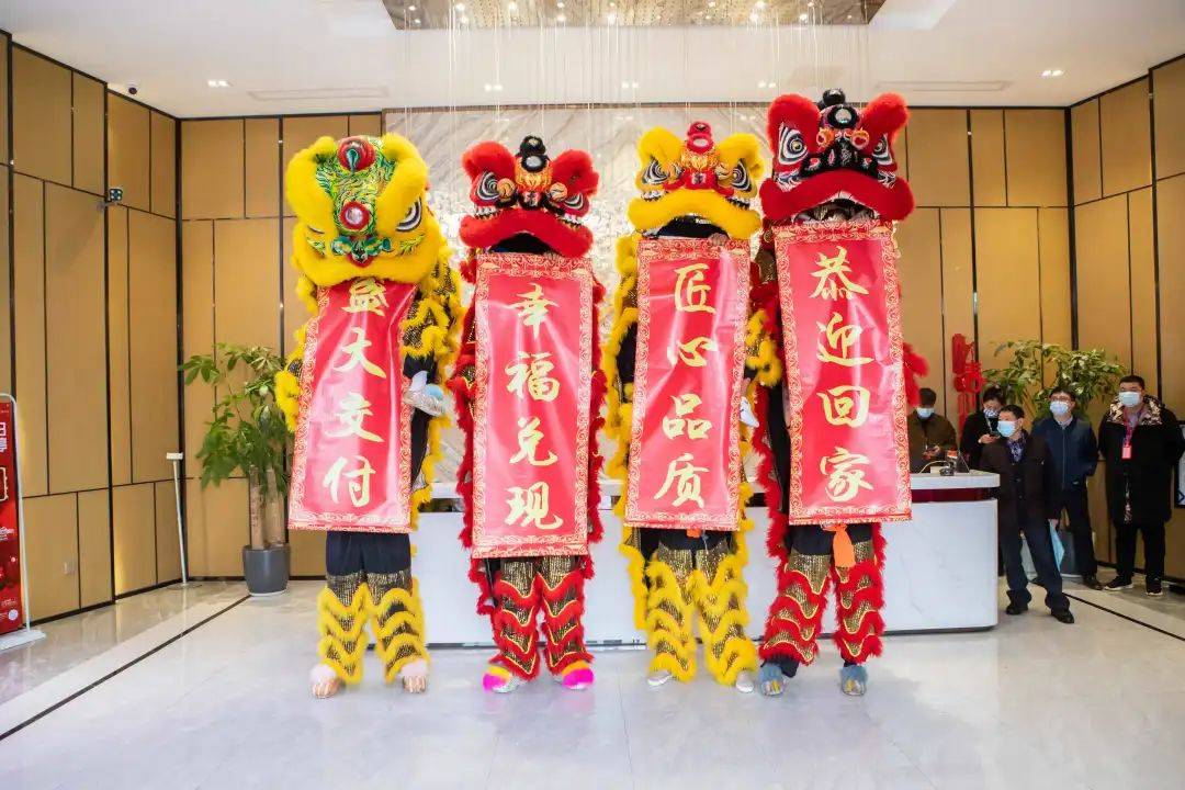 鲜艳亮丽的红毯,园区内的树木挂满喜庆鲜艳的灯笼,红红火火的舞龙舞狮