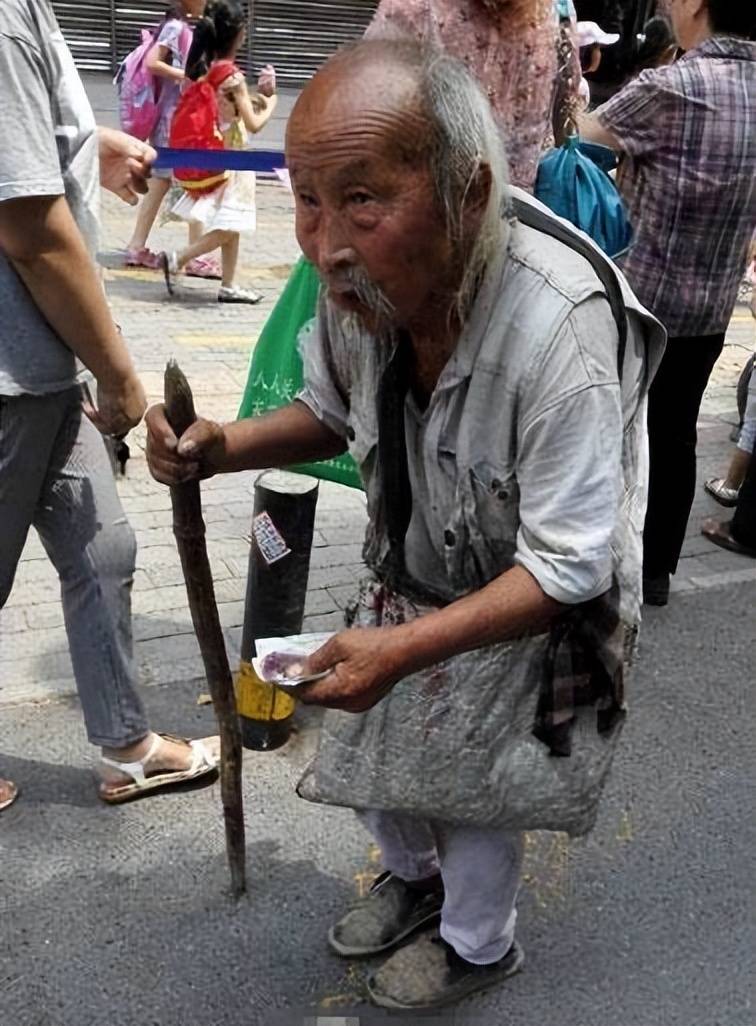 河南103岁老汉沿街乞讨为儿子买房被发现后我给国家抹黑了