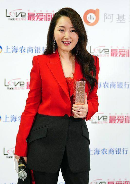 原创50岁杨钰莹生图太抗打西装配蕾丝内搭时髦优雅皮肤也是逆龄生长