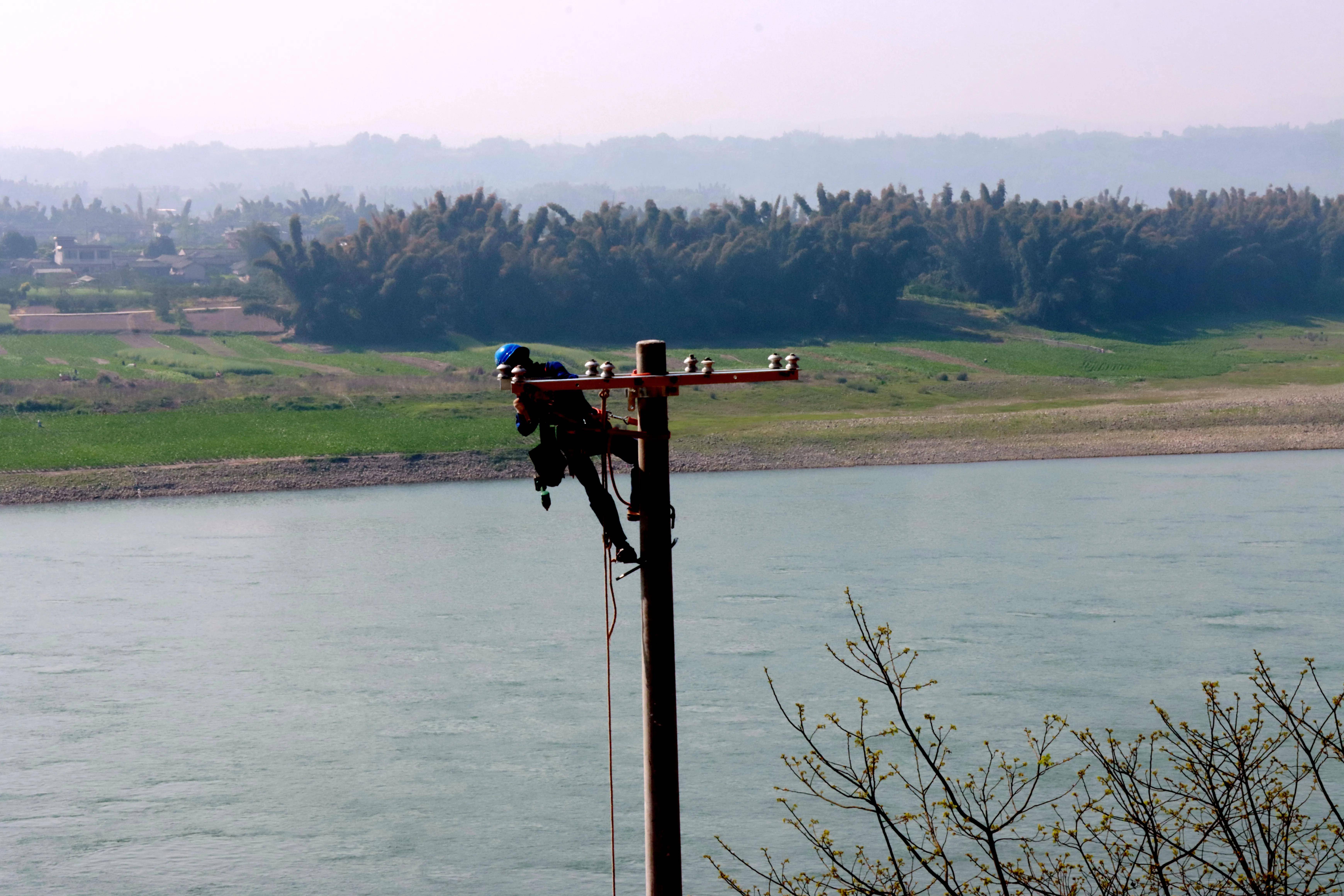 宜賓南溪河水清清電助抗旱灌溉千畝田