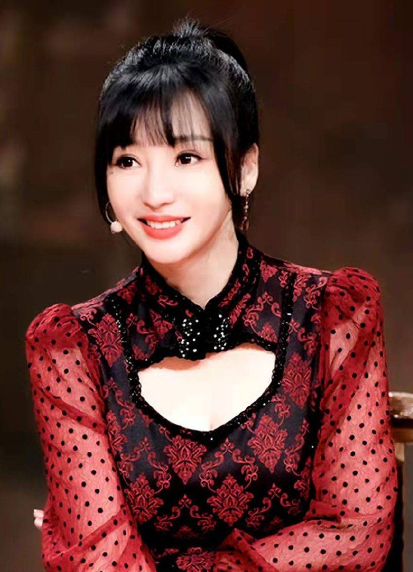 搜狐娱乐讯 4月2日,柳岩工作室发布了一组柳岩在《时空店铺》穿民国