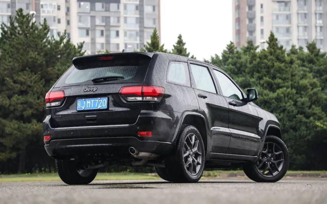 jeep大切诺基30lv68at全车黑化气质爆表
