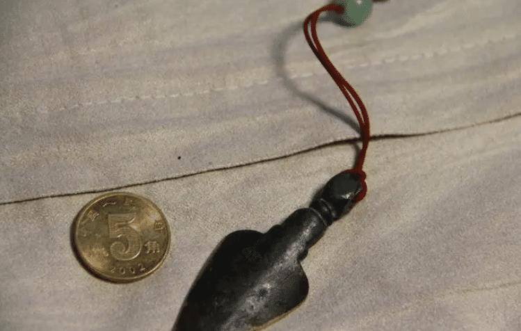 和传统意义上需要用棉线牵着,或者用竹筒作为辅助来发射的飞镖不同