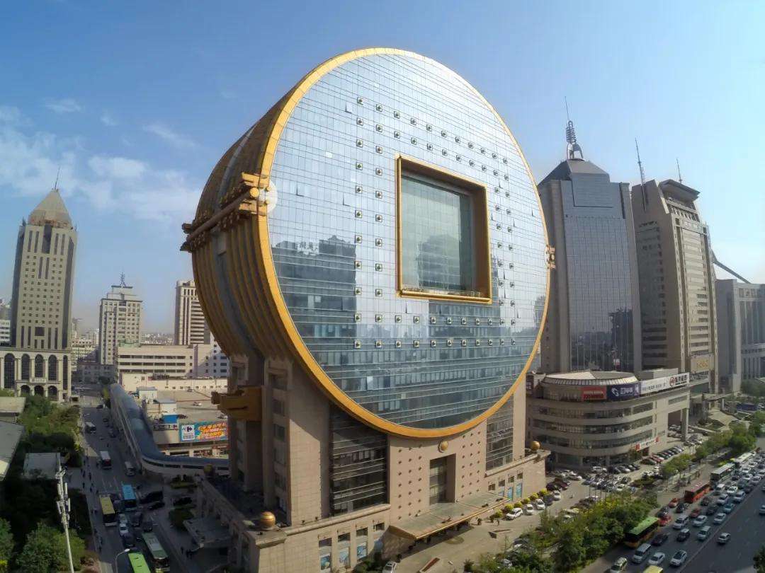 原创辽宁一座外观很丑的建筑景点是一座古钱币造型的建筑