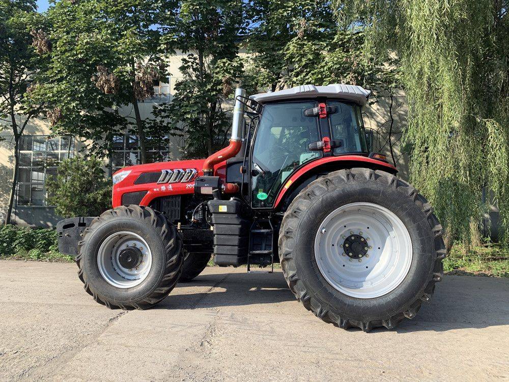 这两款200马力拖拉机,你更相中哪个?