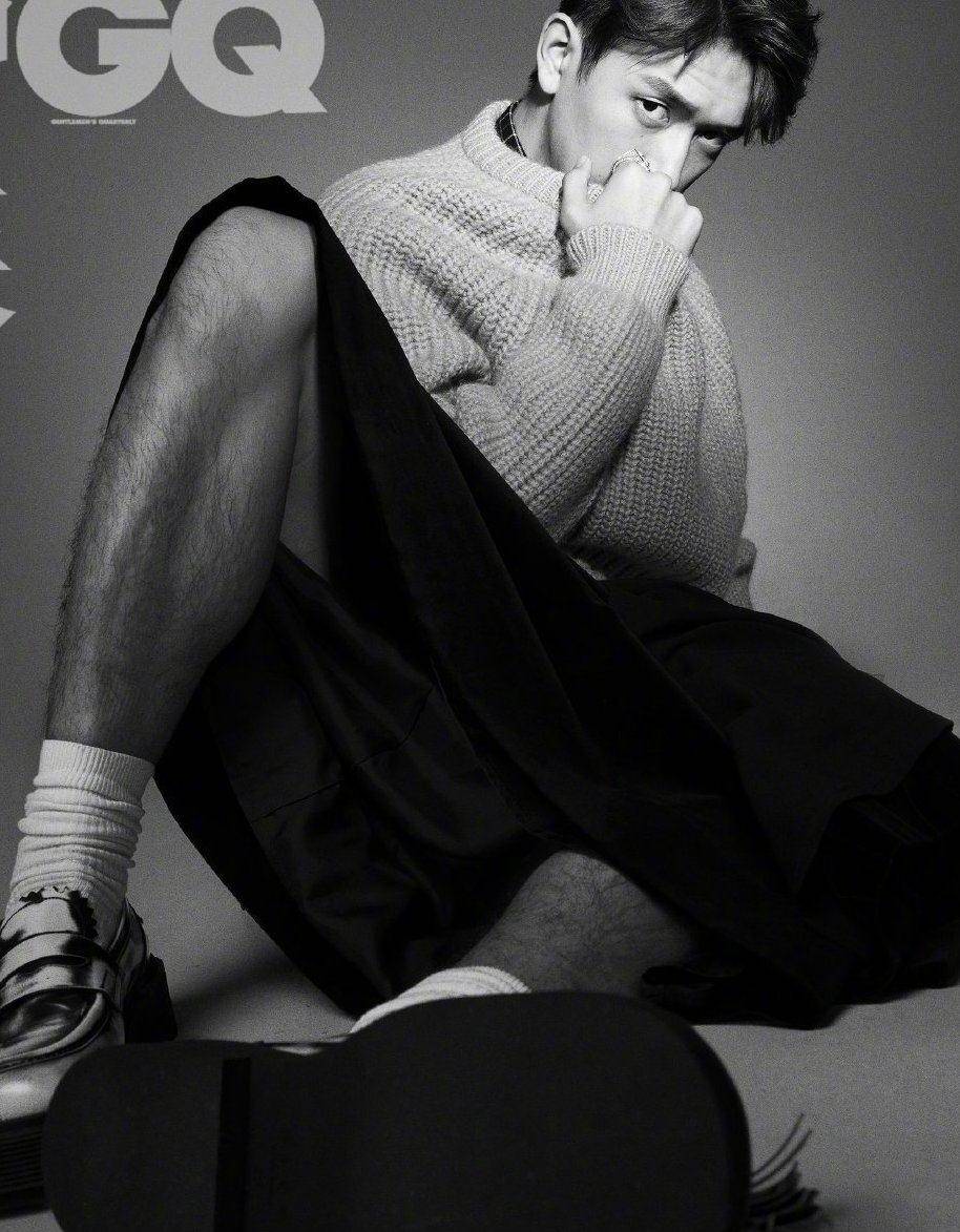 李现杂志大片来袭,连换5套造型,却被腿毛抢镜!_剧中_都说_韩商言