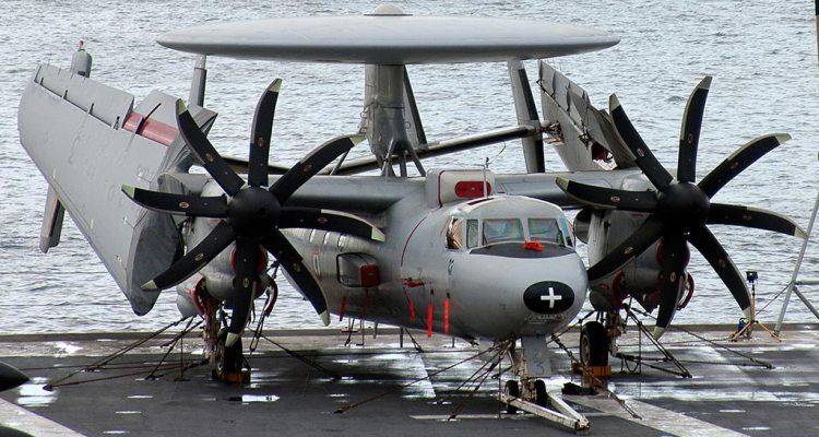 法国航母上的e-2cmq25无人机给e-2d空中加油e-2d虽然体型不大,但实际